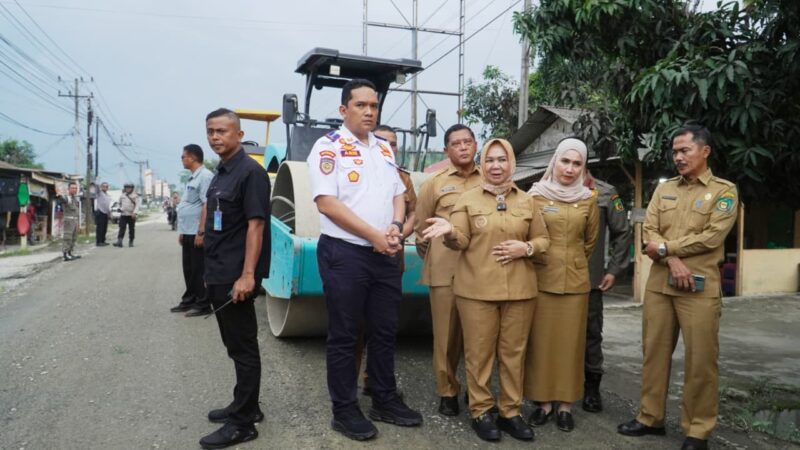 Dokumentasi Foto Kegiatan Plt.Bupati Langkat  Tiorita Surbakti Meninjau Jalan Secanggang 